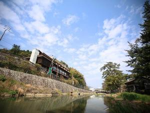 宿の前を流れる金倉川