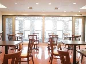朝食会場は、フローリングの明るいラウンジで
