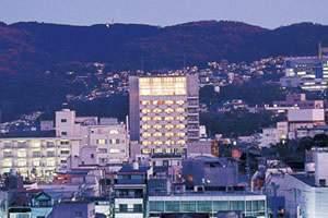 温泉街中心に聳えるグランシャトー