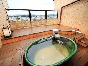 高台ならではの景色をお楽しみください（露天風呂付客室・陶器風呂の例）