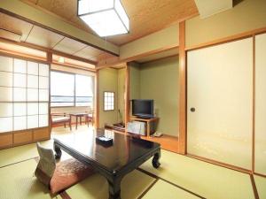 飛騨の町並みと山並みを望む和室8畳のお部屋（例）
