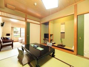 ベッド2台を備えた洋室とお寛ぎの和室がひとつになった和洋室（例）