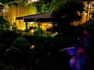 毎年6月には当館庭園にて蛍をご覧いただけます