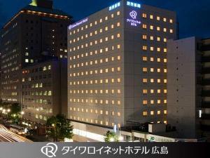 県道４３号線、路面電車が走っている鯉城通り（りじょうどおり）に面しています。