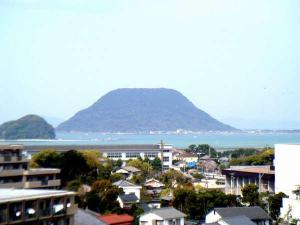 海の向こうには宝当神社がある高島が・・・
