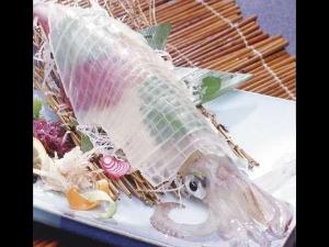 唐津の名物『イカの活き造り』は一番の目...