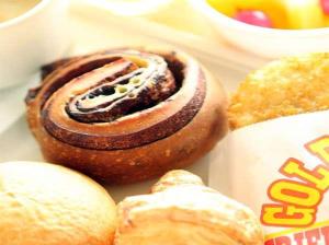 朝食は大好評の焼きたてパンを無料サービ...