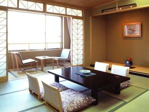 【花館　和室】八甲田連峰・岩木山・りんご畑などを望むことができます。