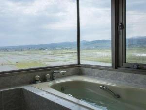 花館の展望風呂付角部屋からの景色。八甲田連山とりんご畑。