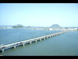 川側は松浦川の先に唐津城や、宝くじの神...