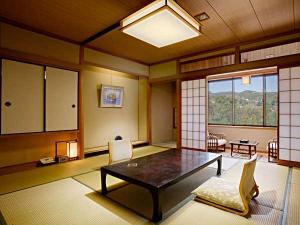 佳松閣：バス・トイレ付12.5畳。お友達同士、ご家族に対応できる広さです。