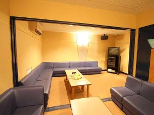 ◇カラオケルーム：個室からパーティルームまで3室。夜のひとときをお楽しみください。