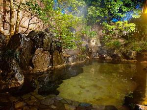 夜の露天風呂は風情たっぷりです。保性館では、姉妹館「山の井」の入浴場も相互で楽しめます。