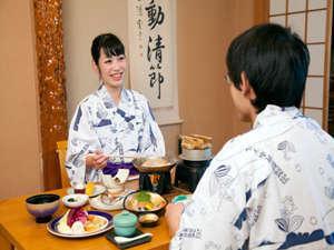 お部屋での夕食は、ゆったりと。会話も弾むこと間違いなし！