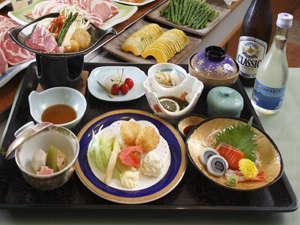 レストランにて洞爺湖を眺めながらの「和食膳＋陶板焼きセット」。のんびりとした夕食を♪
