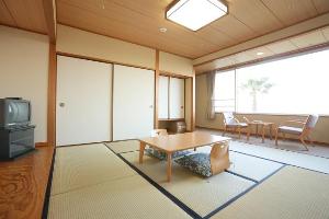 和室８畳　大きな窓からは晴れた時に桜島の噴煙が