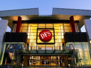国内唯一の路面免税店　DFSギャラリア・沖縄　（ホテルから車で約２０分）