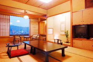 ５階～７階に位置する新館和室。１０畳+広縁のゆったりお寛ぎいただけるお部屋です。加湿空気清浄機設置