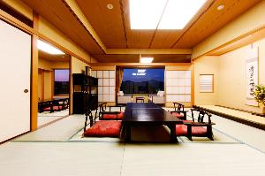 ２間のゆったり寛ぎの客室。広々とした玄関、洗面所はダブルタイプです。２間は襖で仕切られているので、三世代のご家族でもゆったりとお使いいただけます。加湿空気清浄機設置
