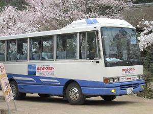 ロープウエイ行き無料バス。当館からは8：42に出発します。予約制