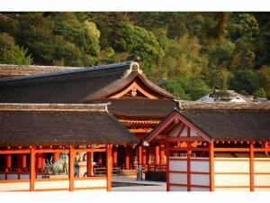 日を浴びた厳島神社朱がきれいです。