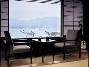 海側のお部屋からは穏やかな瀬戸の海。ゆったりとお寛ぎ下さい。