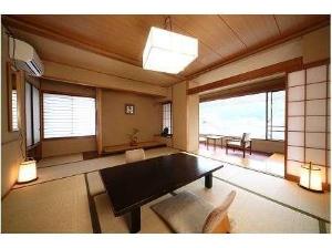 窓が大きめのお部屋。和室