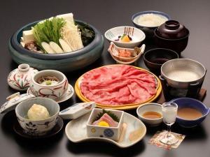 霜降り飛騨牛をお一人様180ｇご用意！「飛騨牛しゃぶしゃぶ会席」が人気です。