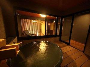 【最上階・露天風呂付～久遠スイート～和洋室・73平米】源泉掛け流しの温泉を愉しむ贅沢な時間