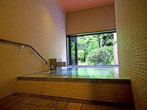 【貸切風呂・雛の湯】あつみ温泉・源泉100％掛け流しの半露天風呂。1回・50分2,625円