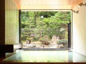 【露天風呂～山水～】あつみ温泉・源泉100％掛け流し】温泉と空気の調和を感じられる半露天風呂