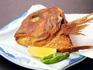 【久遠名物・鯛のかぶと揚げ】鯛のお頭を食べる庄内の風習を味わえる名物料理