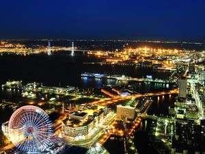 港町横浜のシンボル、ランドマークタワーから見下ろす大観覧車とベイブリッジ。