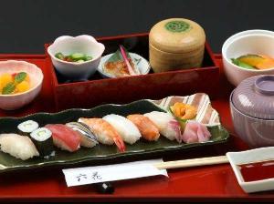 選べる夕食付きプラン【寿司御膳】熊本城を望む１０階「六花」にてどうぞ。