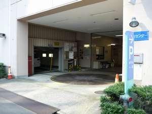 駐車場　ホテル側面が入口となっております。