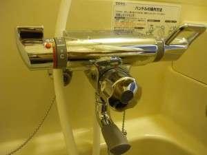 温度設定機能付きで、お湯と水を同時に出す煩わしさを解消。浴槽にお湯を溜める際も自動的にストップします