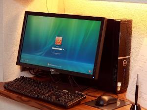 フリーユースPC（メールのチェックや検索に♪）。ロビーにて。
