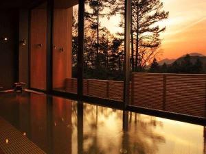 夕暮れの温泉施設。