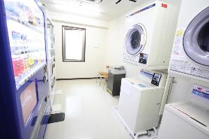 ７階・１１階にコインランドリーと自販機を設置。長期宿泊も安心です。