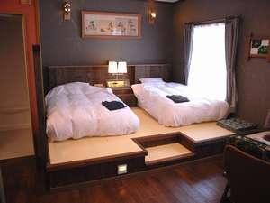 小上がりとベッドを組み合わせたツインC、四季折々の山の風景が自慢。