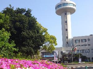 【ウェルピア伊予外観】つつじと展望タワー（春）