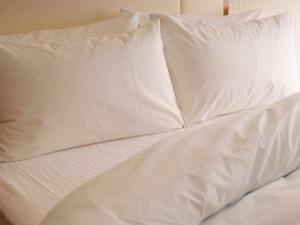 各室の寝具は心地よい眠りを追求し、ホテルオリジナルで開発。枕はお好みに合わせてご用意致します。