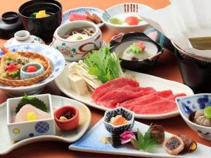 お一人様用の紙鍋でいただく飛騨牛しゃぶしゃぶ付きの会席（飛騨会席の一例）