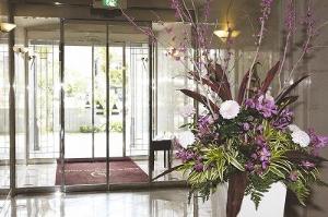 ロビー入口では綺麗なお花がお出迎えしております