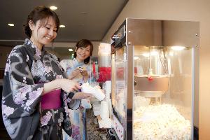 ラウンジにコーヒー、紅茶、ポップコーン、フローズンなど無料で愉しめる！