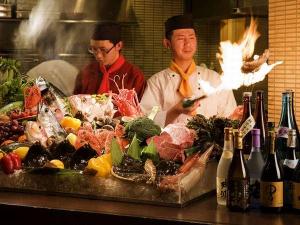 【餐火讃花】オープンキッチンでお好みの食材をお選びください（一例）