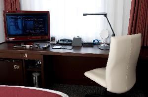ノートPCと書類を広げても余裕のあるビジネスデスクを標準装備しております。