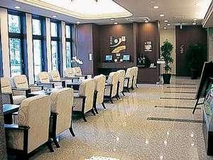 新聞を広げてのんびりと。観光マップを広げて皆で談笑。楽しいお時間をお過ごし下さい。