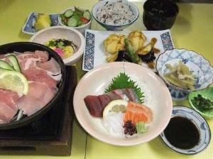 2食付プラン・梅御膳は豚ロースタレ焼メインの梅御膳でございます。