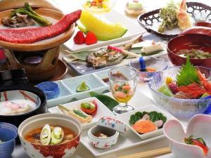 旬の食材をたっぷり使った和食会席膳（一例）